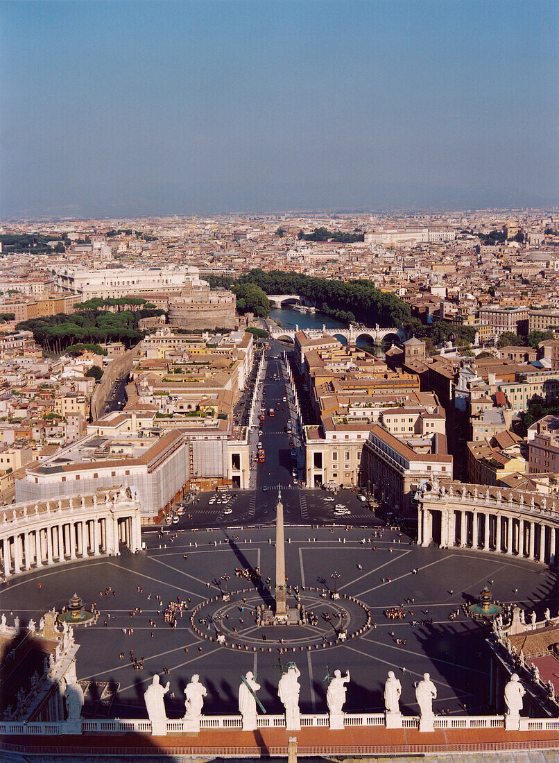 Vatikan, Blick vom Petersdom über den Petersplatz, Via d. Conciliazioni auf Rom, Italien