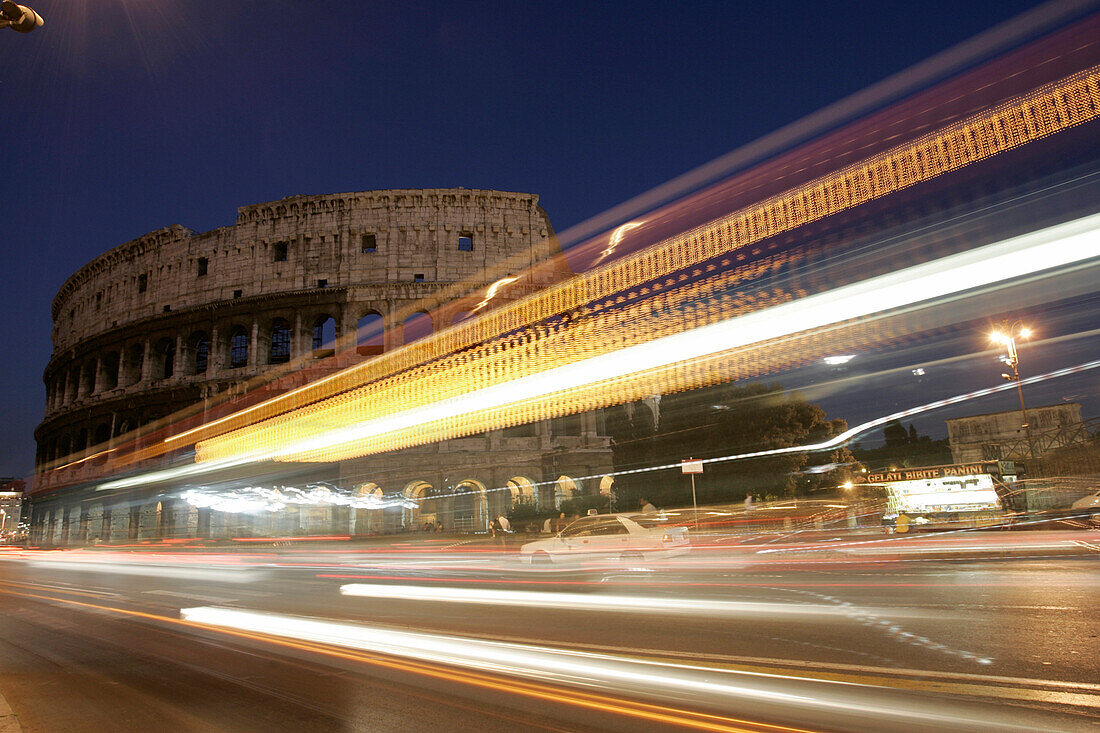 Langzeitbellichtung nachts vor dem Colosseum, Rom, Italien