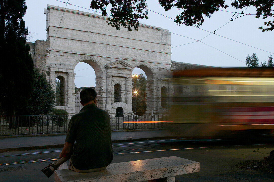 Alte römische Strassenbahn fährt vor dem Porta Maggiore Tor, Rom, Italien