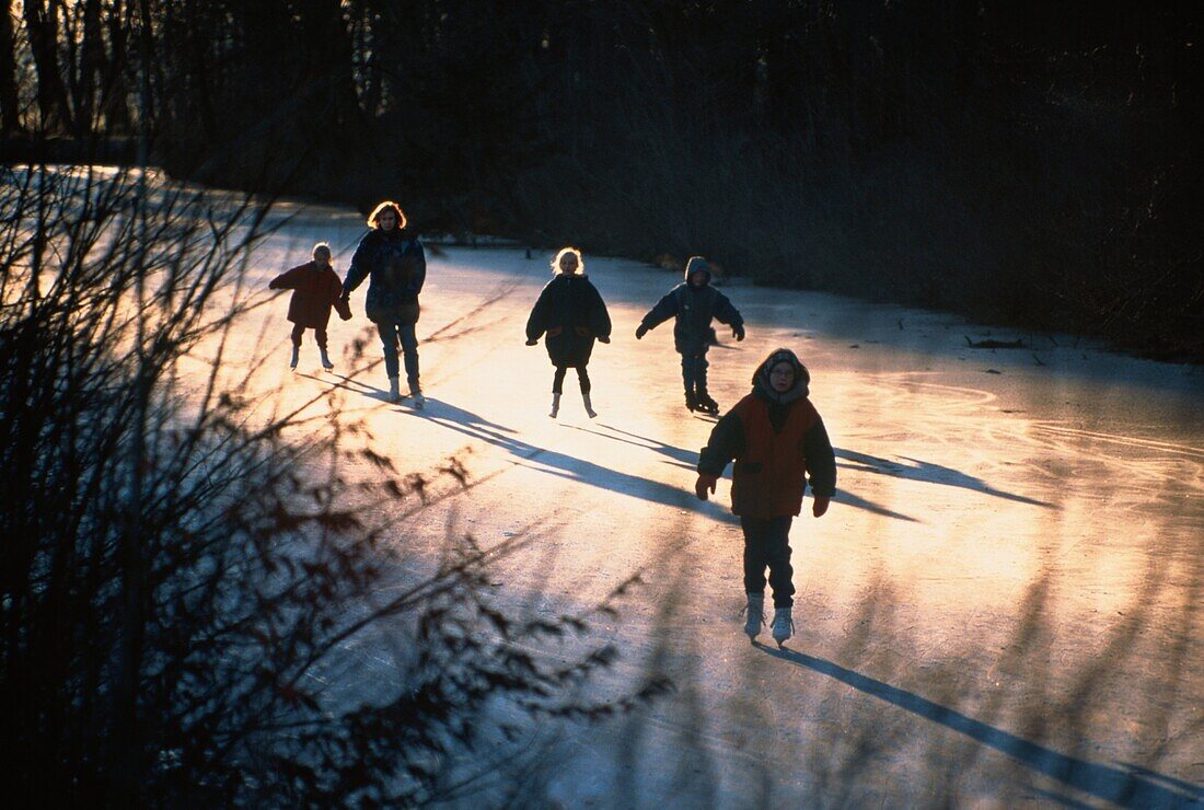 Familie beim Eislaufen