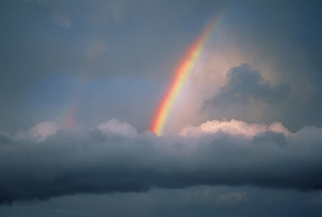 Regenbogen über den Wolken, Maui, Hawaii, USA, Amerika
