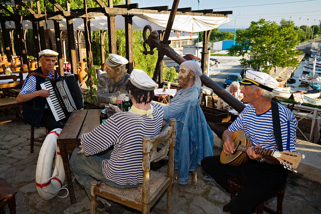 Restaurant mit Musikern und Seemannspuppen, Museumsstadt Nessebar, Schwarzmeerküste, Bulgarien