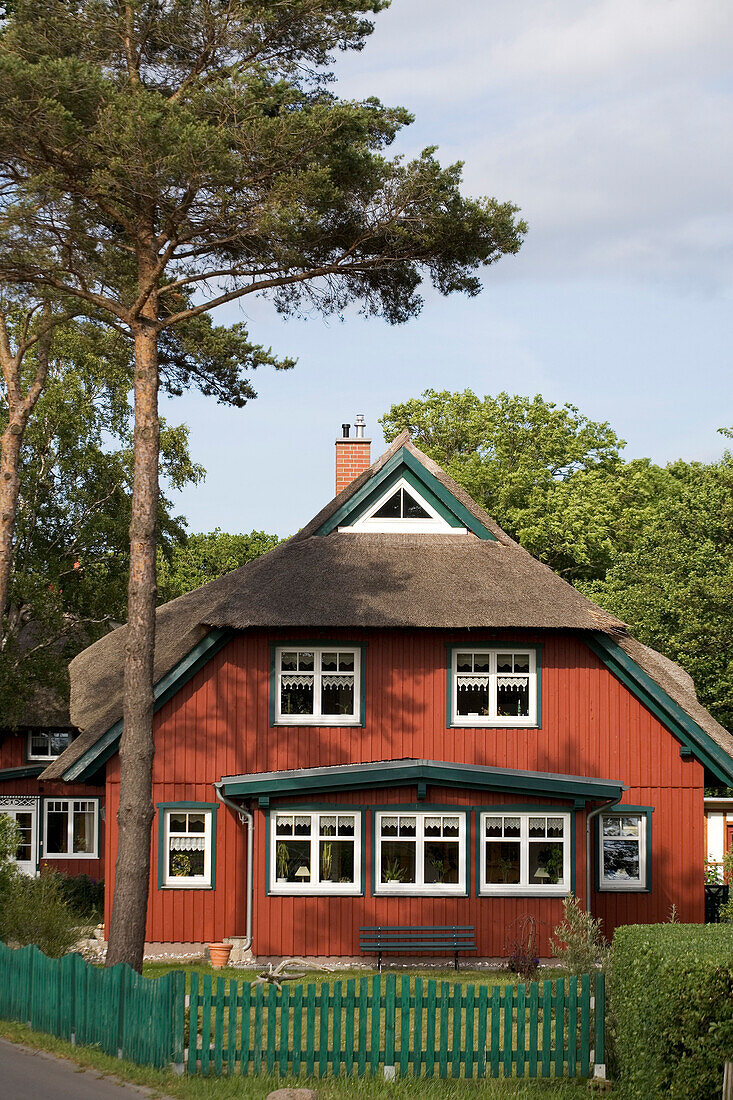 Thatched Roof Cottage, Prerow, Fischland, Darss, Zingst, Baltic Sea, Mecklenburg-Western Pomerania, Germany