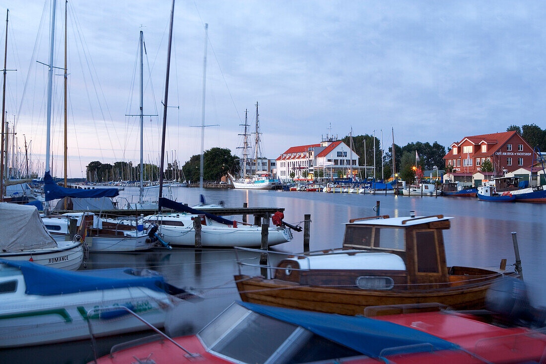 Boote im Hafen, Greifswald-Wieck, Mecklenburg-Vorpommern, Deutschland