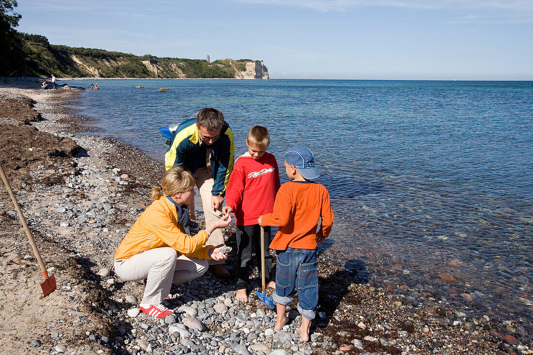 Familie am Strand, Kap Arkona, Rügen, Ostsee, Mecklenburg-Vorpommern, Deutschland