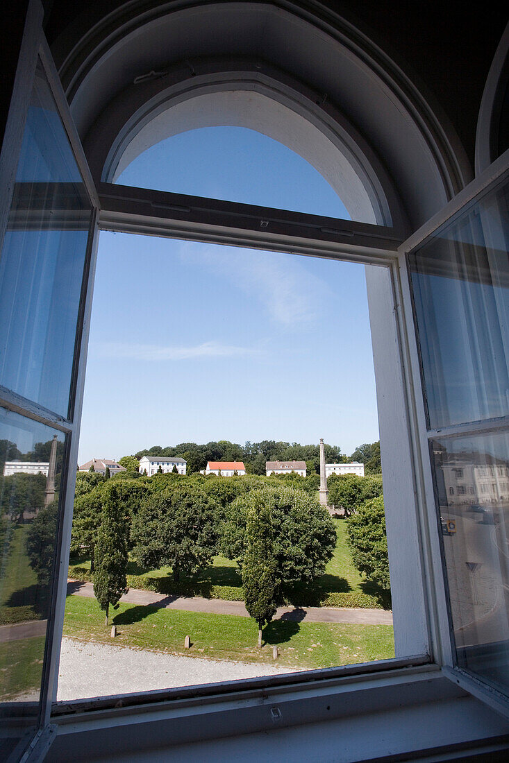 Blick aus einem Fenster auf Circus, Puttbus, Insel Rügen, Mecklenburg-Vorpommern, Deutschland