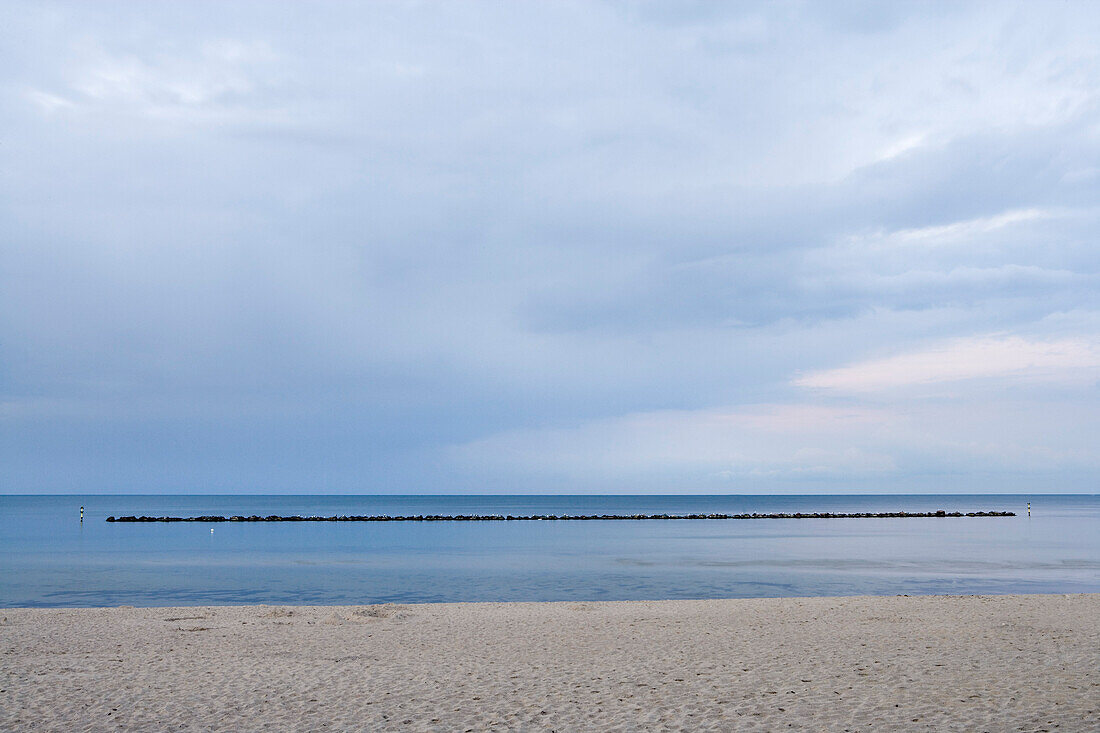 Blick über Strand aufs Meer, Sellin, Insel Rügen, Mecklenburg-Vorpommern, Deutschland