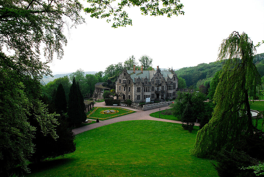 Schloß Altenstein, Blick vom Bonifatiusfelsen auf Park und Schloss im Frühling, Bad Liebenstein, Thüringen, Deutschland