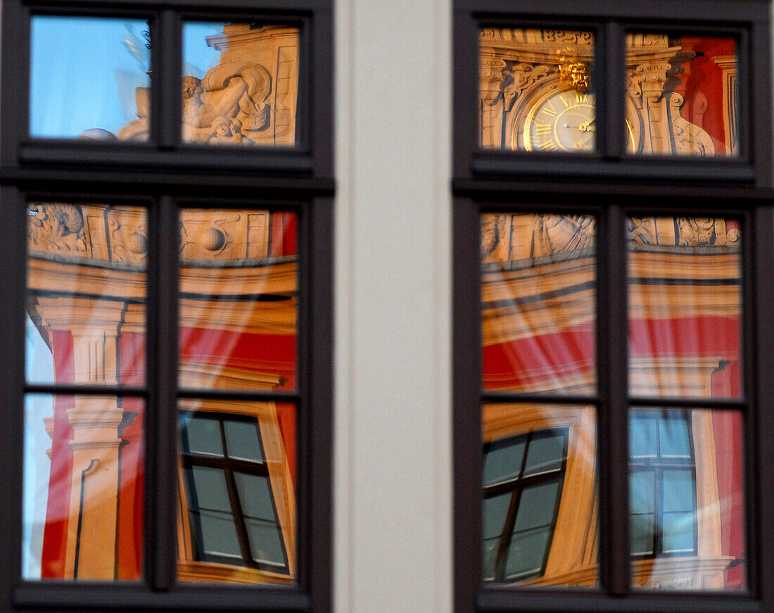 Rathaus spielt sich im Fenster, Gotha, Thüringen, Germany