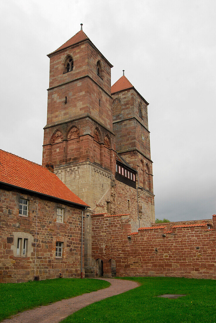 Türme der Kirchenruine im Kloster Veßra, Thüringen, Deutschland
