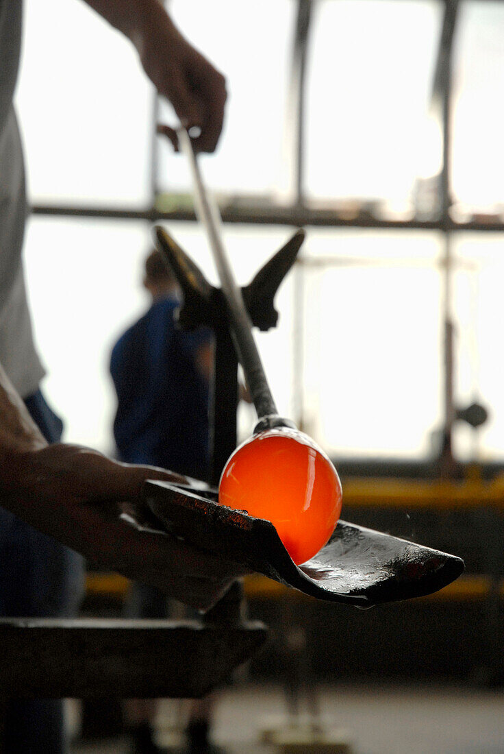 Glass making, worker with glowing glass, glassworks Lauscha, Thuringia, Germany