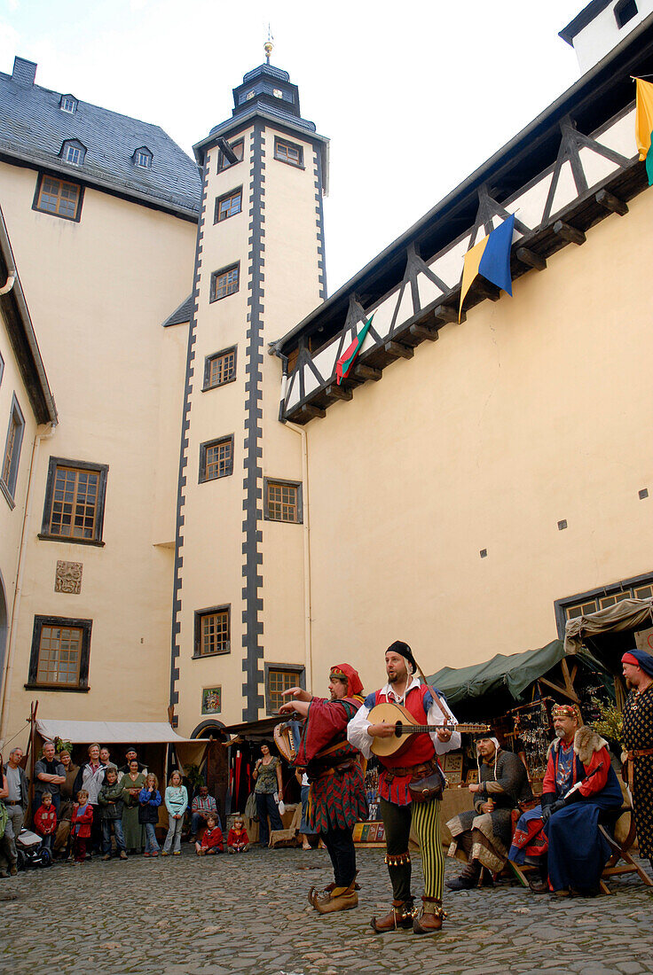 Musicans, Pampatut, playing in the courtyard of castle Burgkat a medieval festival, Thuringia, Germany
