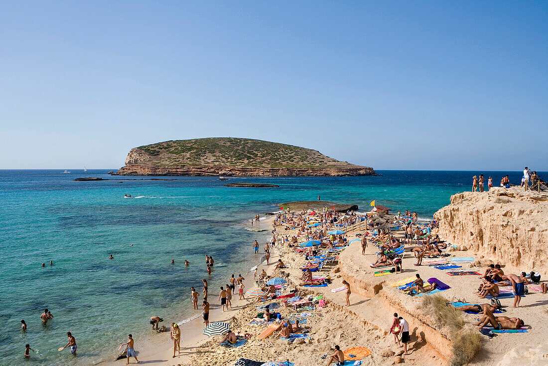 Strand, Cala Comte, Blick auf die Insel Conillera, Ibiza, Balearen, Spanien