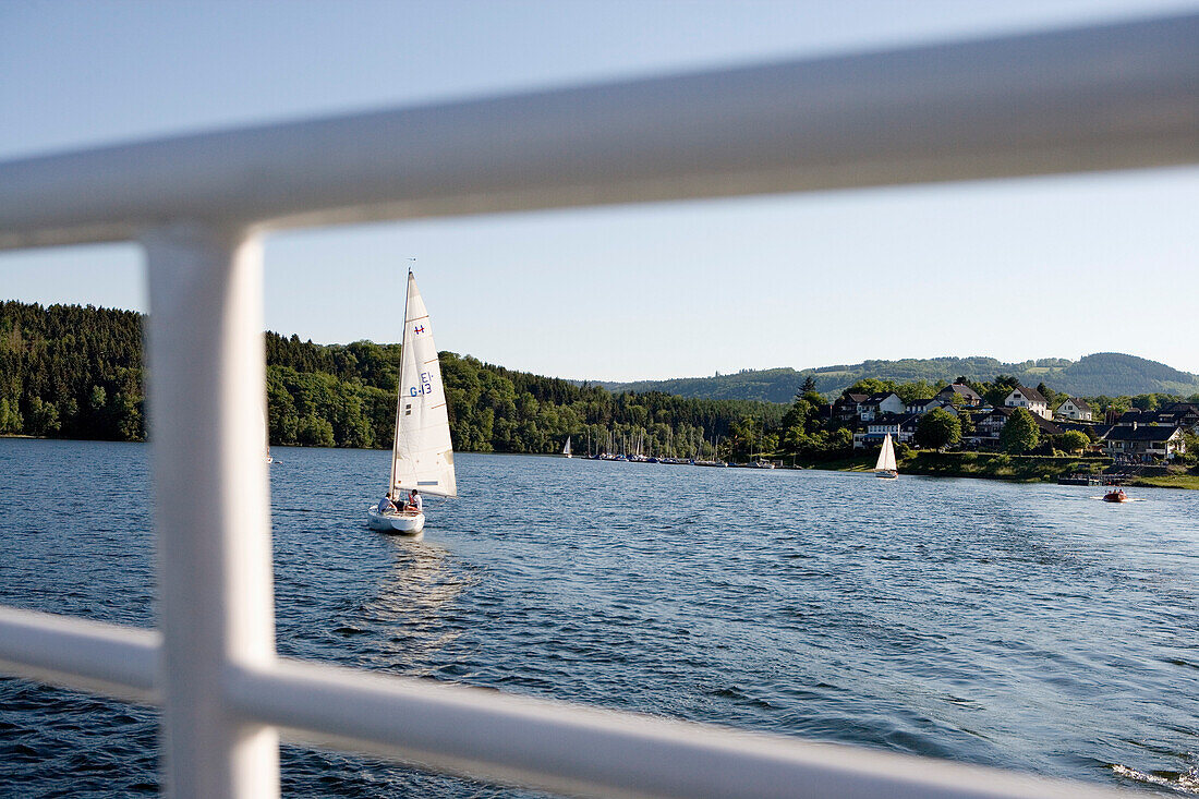 Segelboot auf Rurstausee, Eifel, Nordrhein-Westfalen, Deutschland