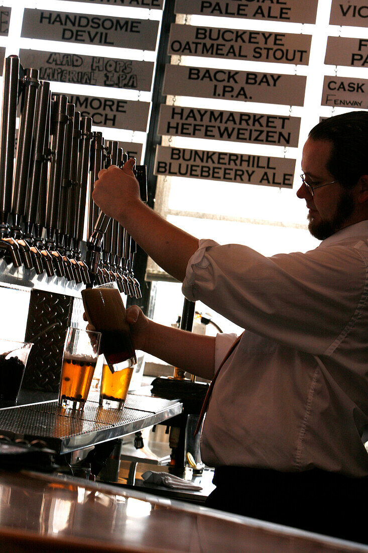 Ein Barkeeper serviert Bier, Boston Beerworks, Boston, Massachusetts, USA