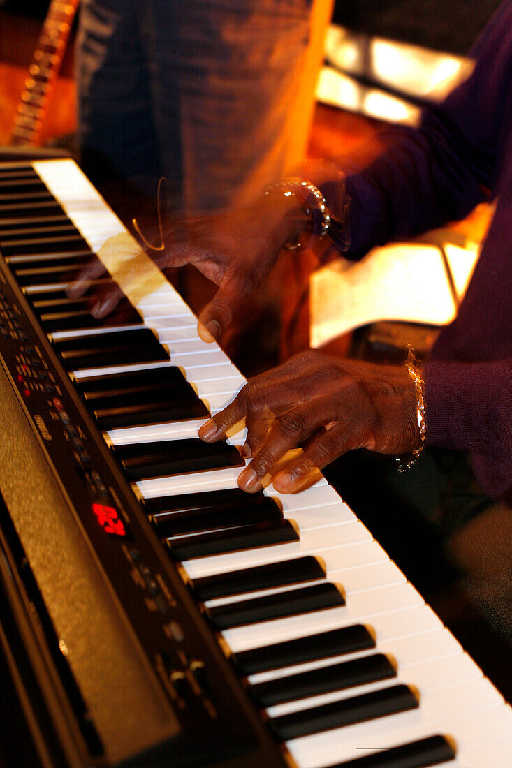 Musiker spielt Klavier in Bobs Southern Bistro, Boston, Massachusetts, USA