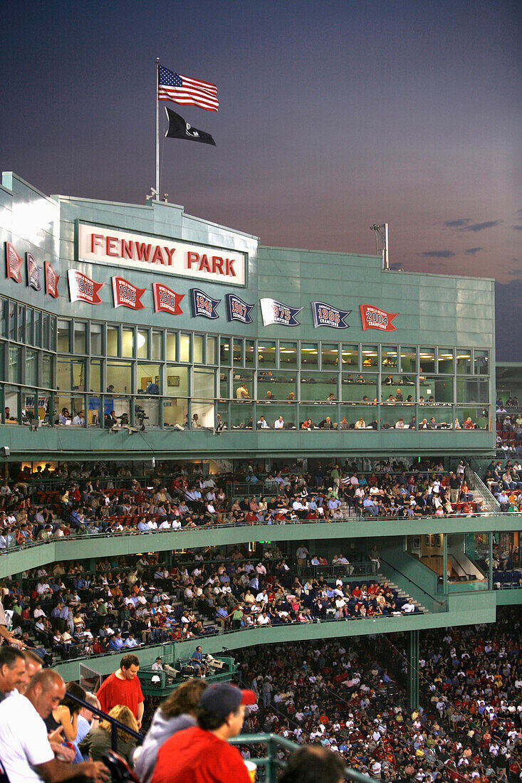Ein Baseball Spiel in Fenway Park Stadion, Boston, Massachusetts, USA