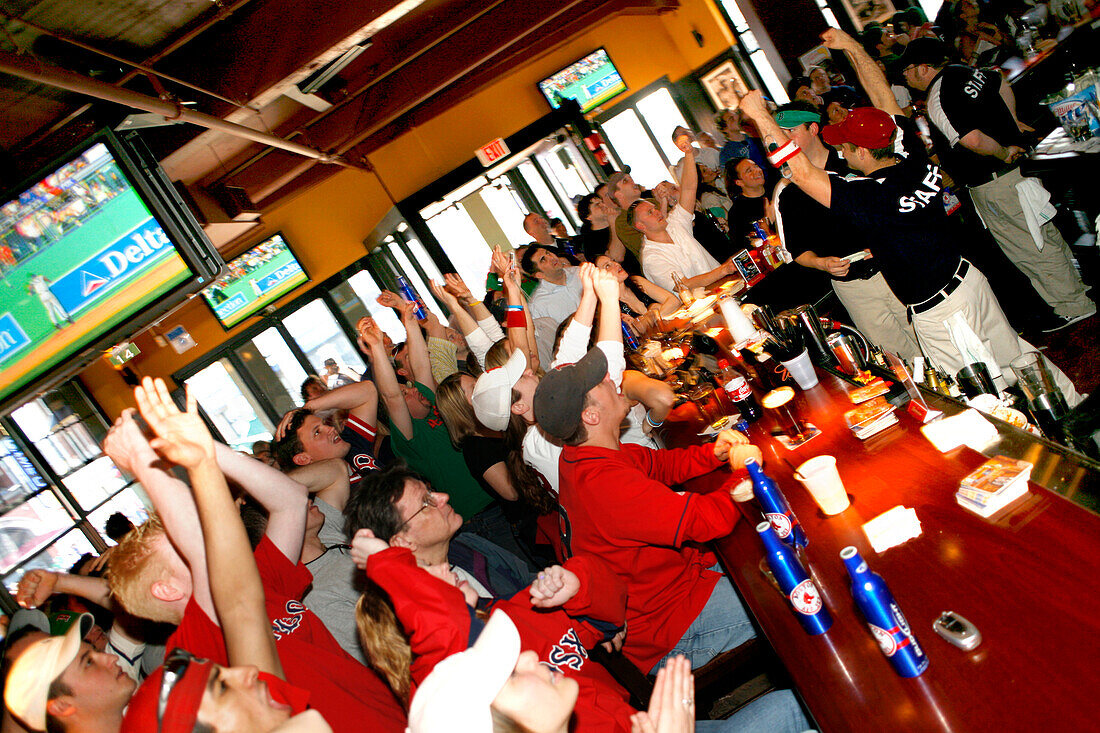Leute jubeln in einer Kneipe, Cask and Flagon Sports Bar, Fenway Park, Boston, Massachusetts, USA