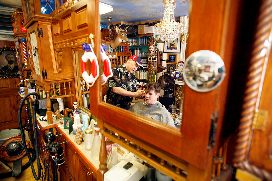 Spiegelung von einem Mann in einem Friseursalon, Johns Haircutting, Beacon Hill, Boston, Massachusetts, USA