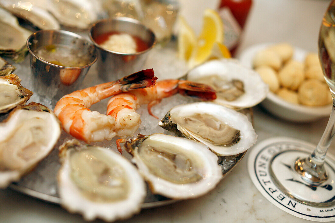 Nahaufnahme von Austern in Neptune Oyster Restaurant, North End, Boston, Massachusetts, USA