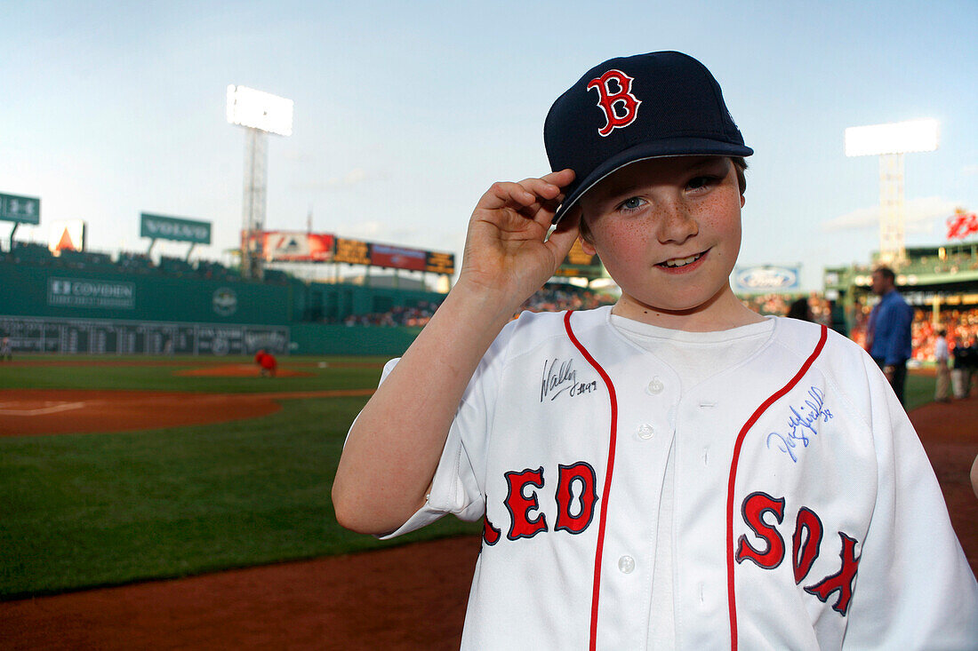 Ein Junge bei einem Baseballspiel in Fenway Park, Boston, Massachusetts, USA