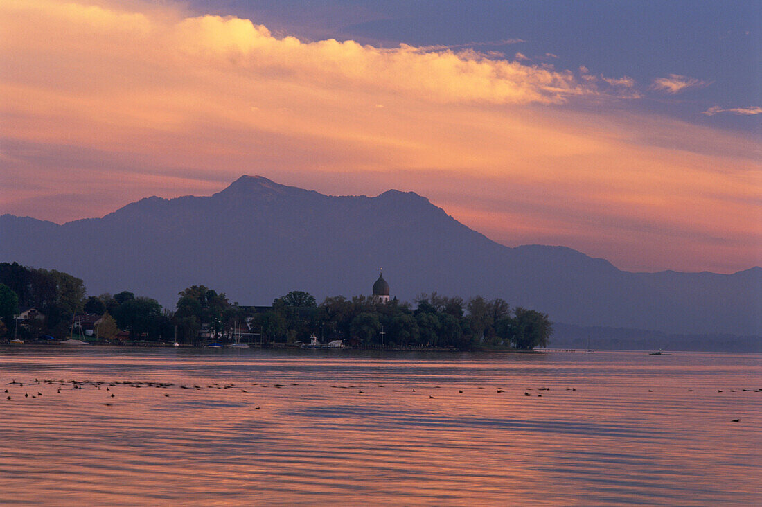 Blick auf Frauenchiemsee mit Glockenturm, Chiemsee, Chiemgau, Bayern, Deutschland