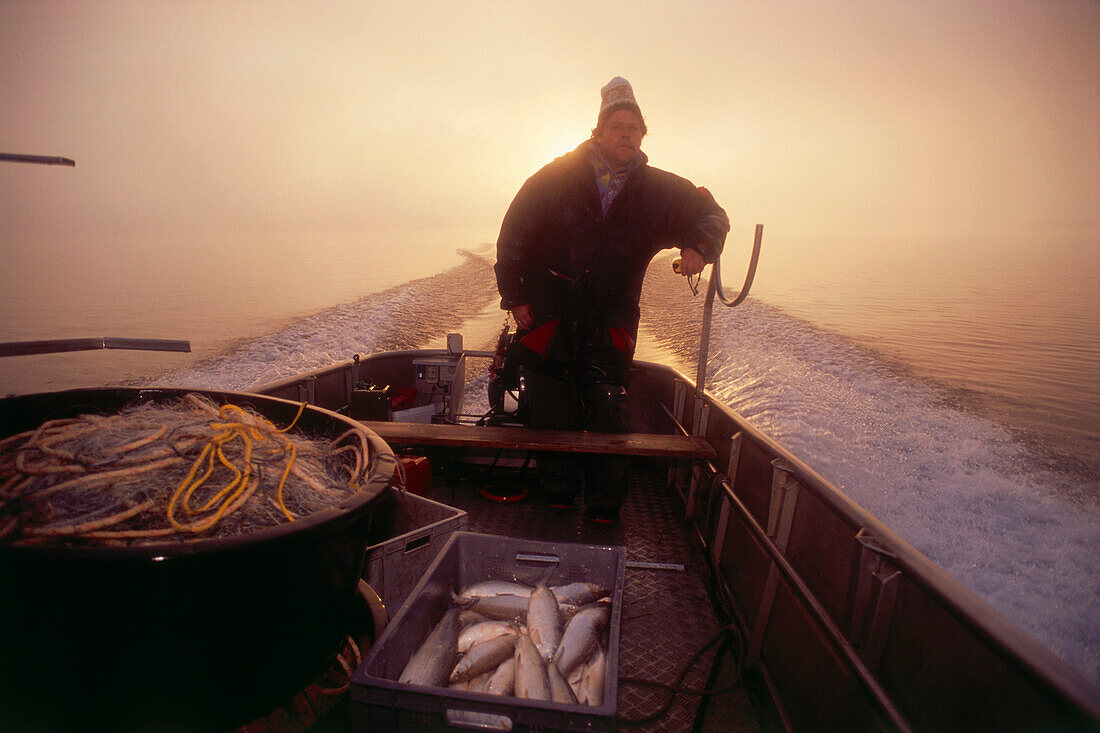 Fischer im Morgennebel auf dem Chiemsee, Frauenchiemsee, Chiemgau, Oberbayern, Bayern, Deutschland