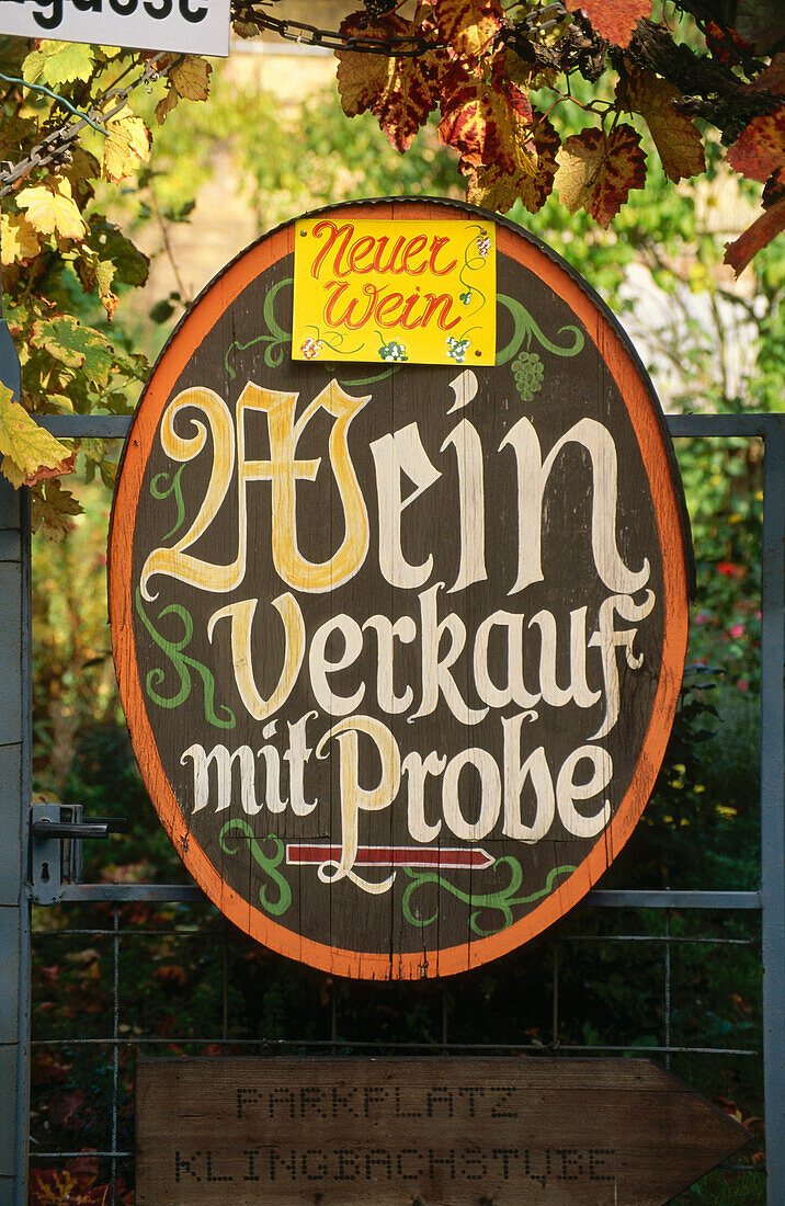 Schild Weinverkauf bei Weingut in Iphofen, Franken, Deutschland