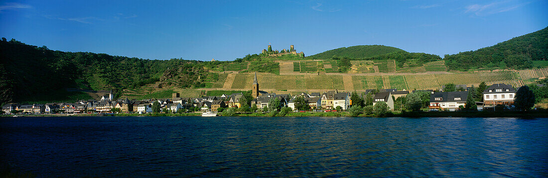 River Moselle with village Alken and Castle Thurandt, Mosel-Saar-Ruwer, Rheinpfalz, Germany