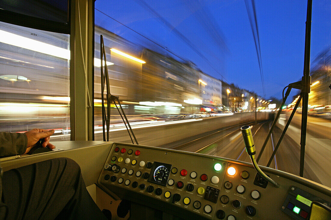 Blick aus Führerhaus einer Straßenbahn, Hannover, Niedersachsen, Deutschland, MR
