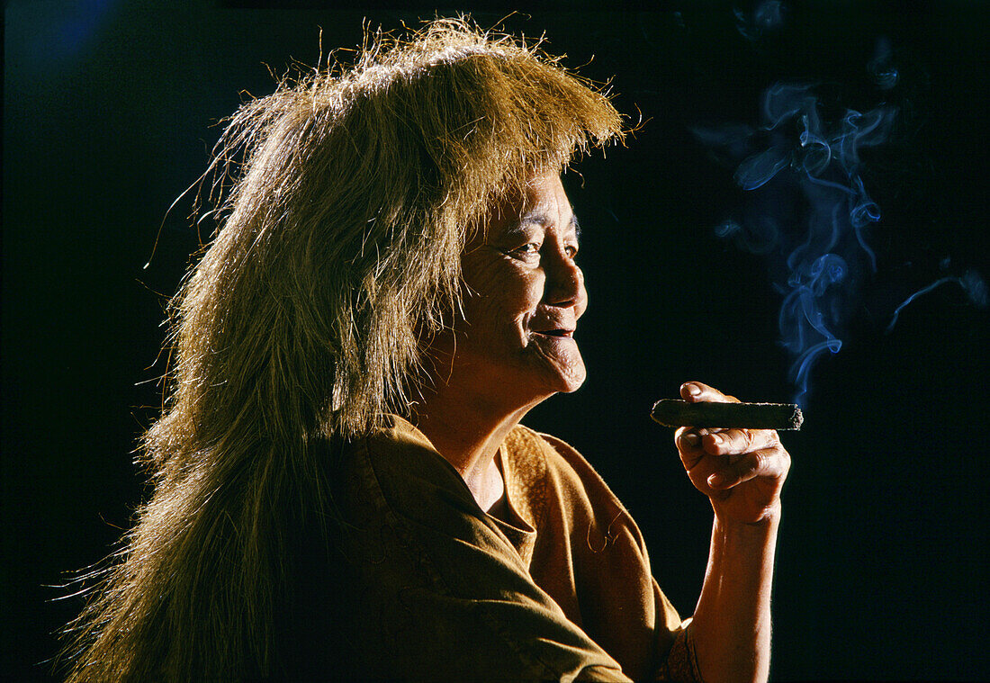 Rauchende Frau mit Perücke und Zigarre, Batanes Island, Philippinen