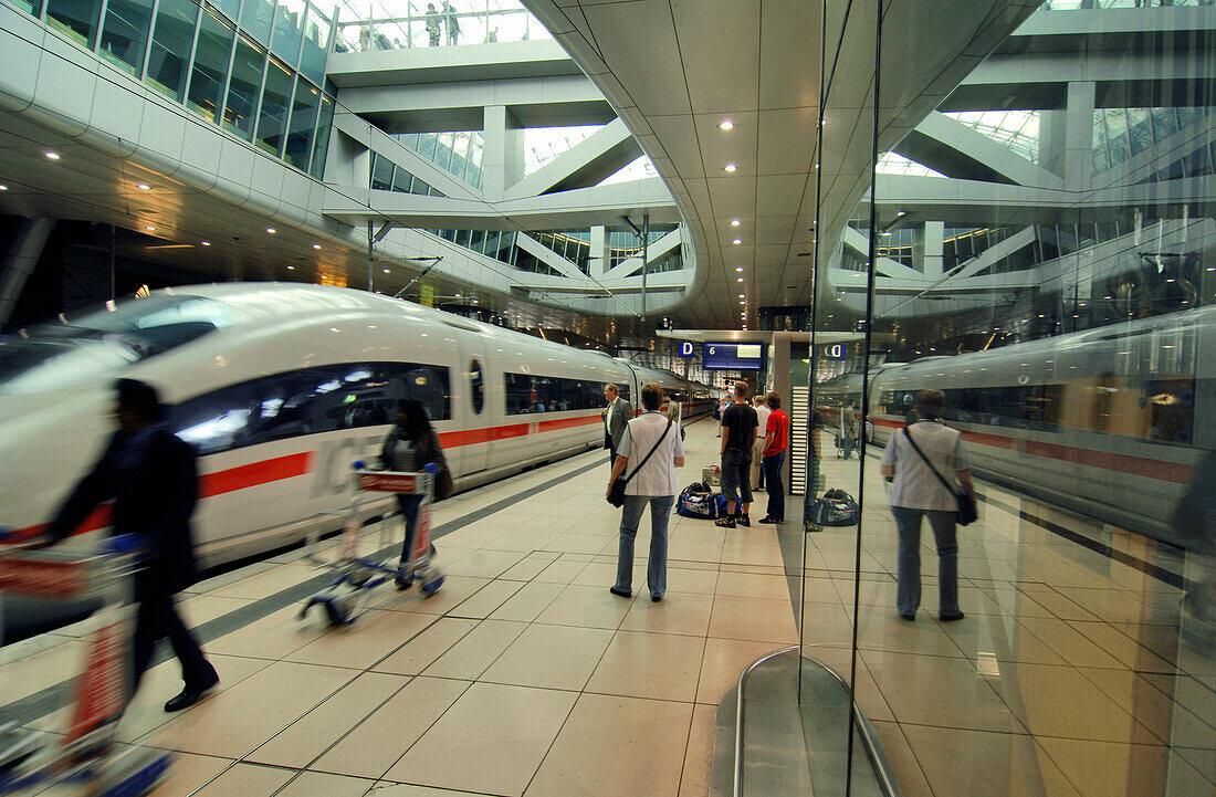 An ICE train at the Intercity station at Frankfurt Airport, Frankfurt, Hesse, Germany