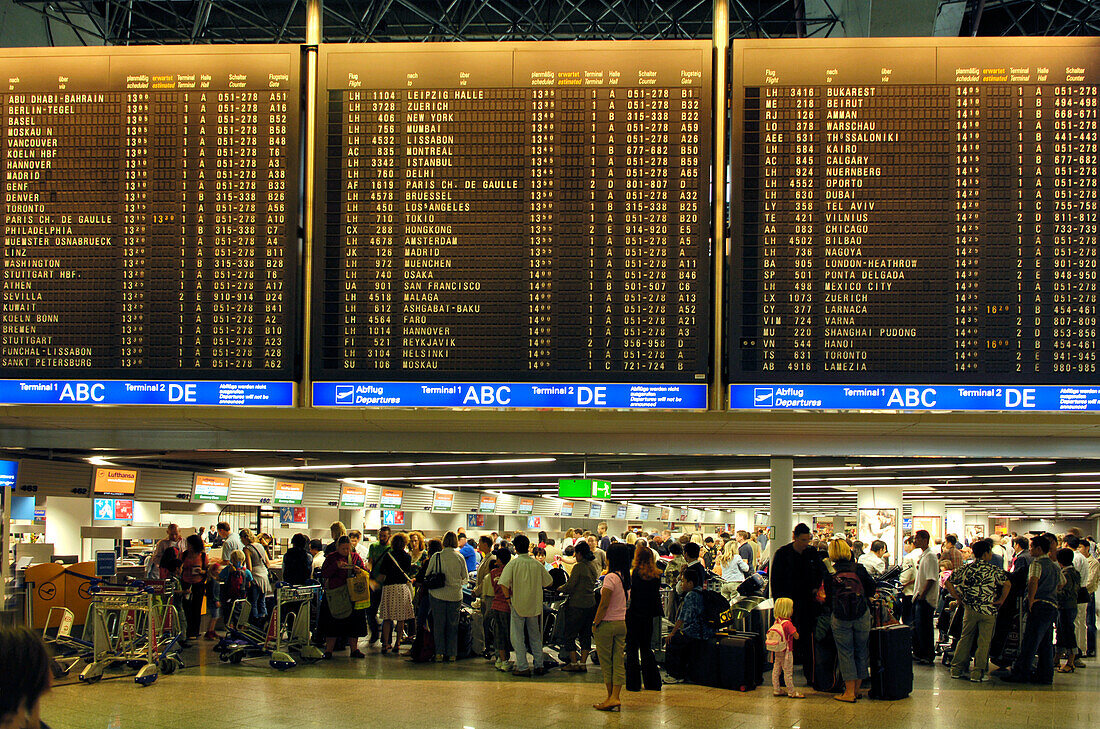 Reisende warten beim Anzeigetafel in Frankfurt Airport, Frankfurt, Hessen, Deutschland