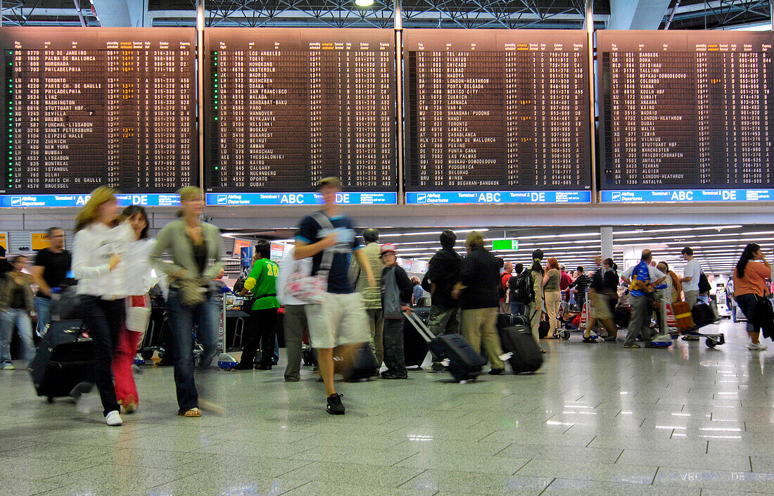 Reisende warten beim Anzeigetafel in Frankfurt Airport, Frankfurt, Hessen, Deutschland