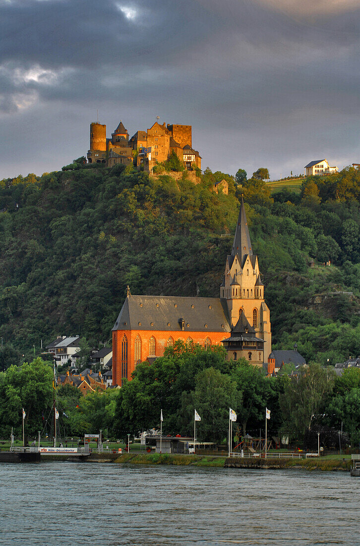 Schloss Schönburg und Rhein, Oberwesel, Rheinland-Pfalz, Deutschland