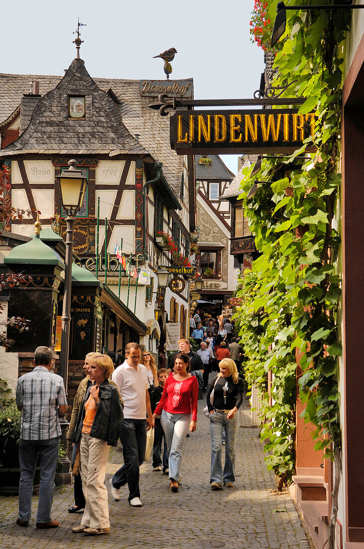 Leute vor einer Gaststätte, Lindenwirt, Drosselgasse, Rüdesheim, Rheingau, Hessen, Deutschland