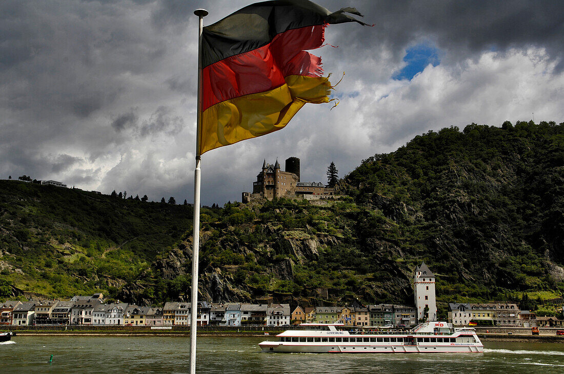 Deutsche Fahne und Schiffe am Rhine bei St Goarshausen mit Burg Katz im Hintergrund, Rheinland-Pfalz, Deutschland
