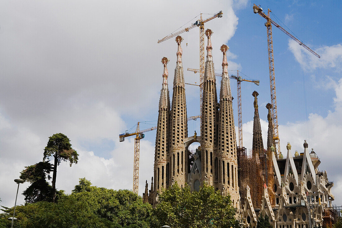 La Sagrada Familia, architect Antoni Gaudi, Modernism, Eixample, the town´s landmark, Barcelona, Catalonia, Spain