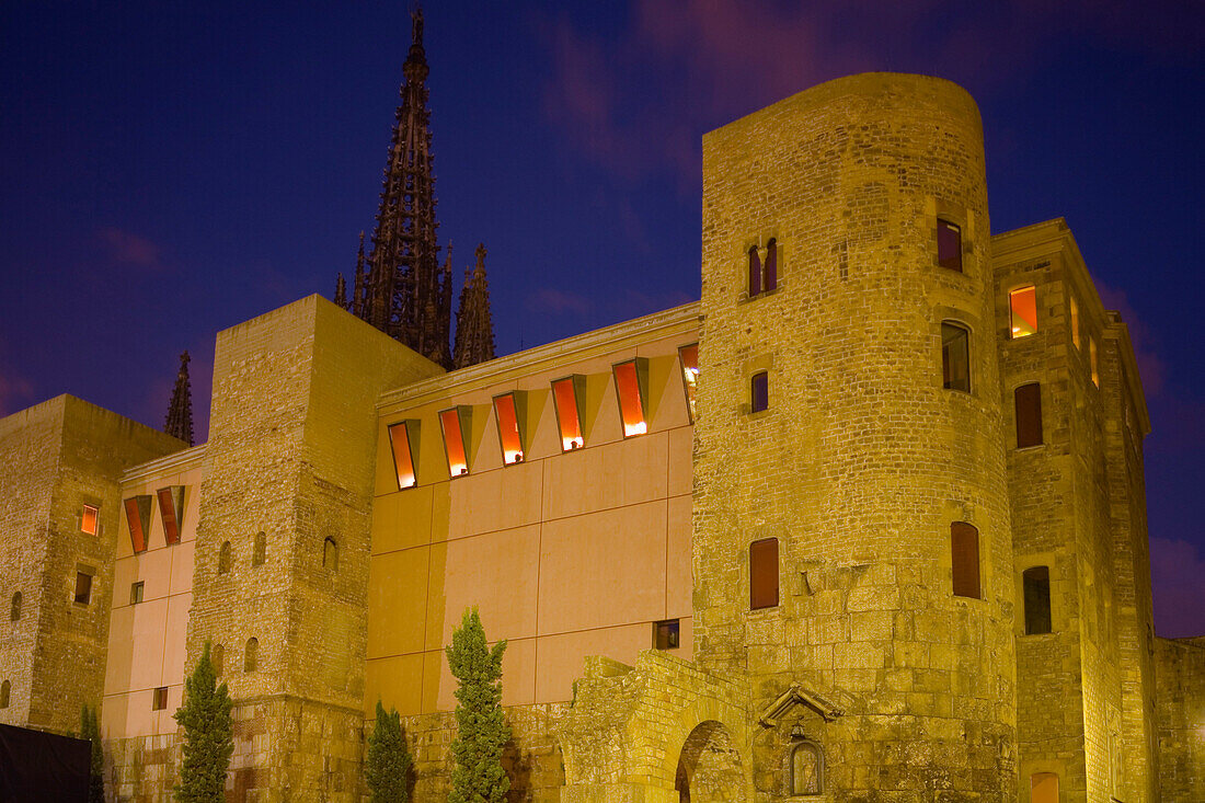 towers of historic city wall, Placa Nova, Barri Gotic, Ciutat Vella, Barcelona, Spanien