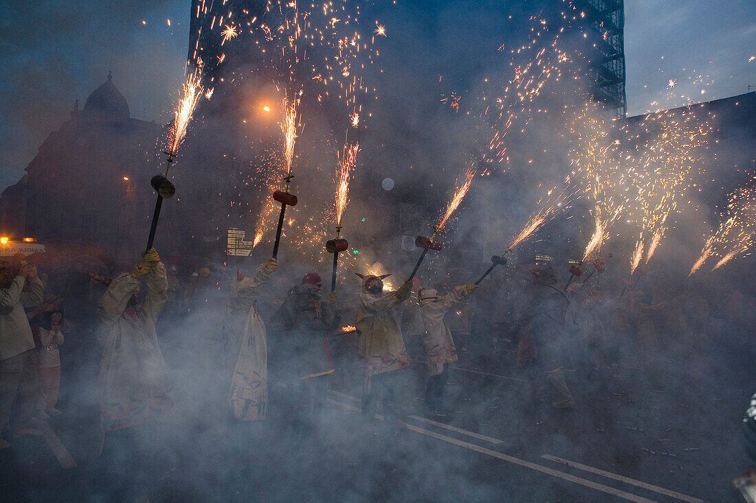 Correfoc, Feuerwerk, Festa de la Merce, Stadtfest, September, Barri Gotic, Gotisches Viertel, Ciutat Vella, Barcelona, Katalonien, Spanien