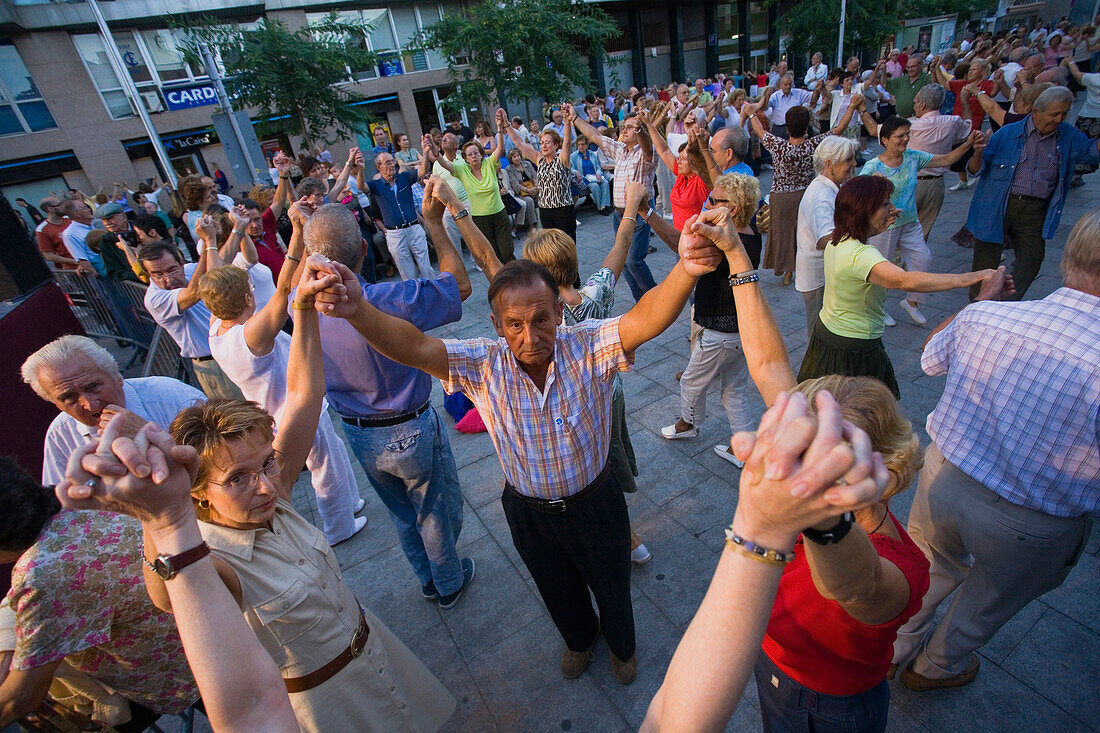 Sardana dance, Avinguda de la Cathedral, Barri Gotic, Ciutat Vella, Barcelona, Spanien