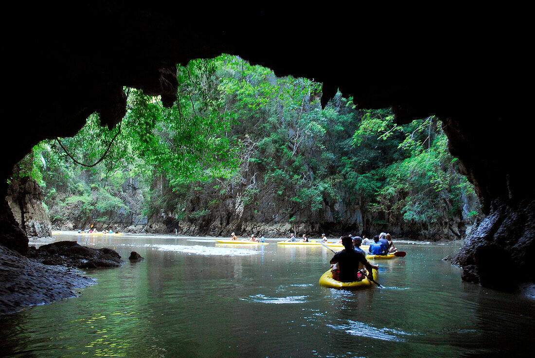 Mit Boot befahrbare Höhle in Kalksteinfelsen, Ausfahrt aus Hong, Bucht von Phang Nga, Thailand