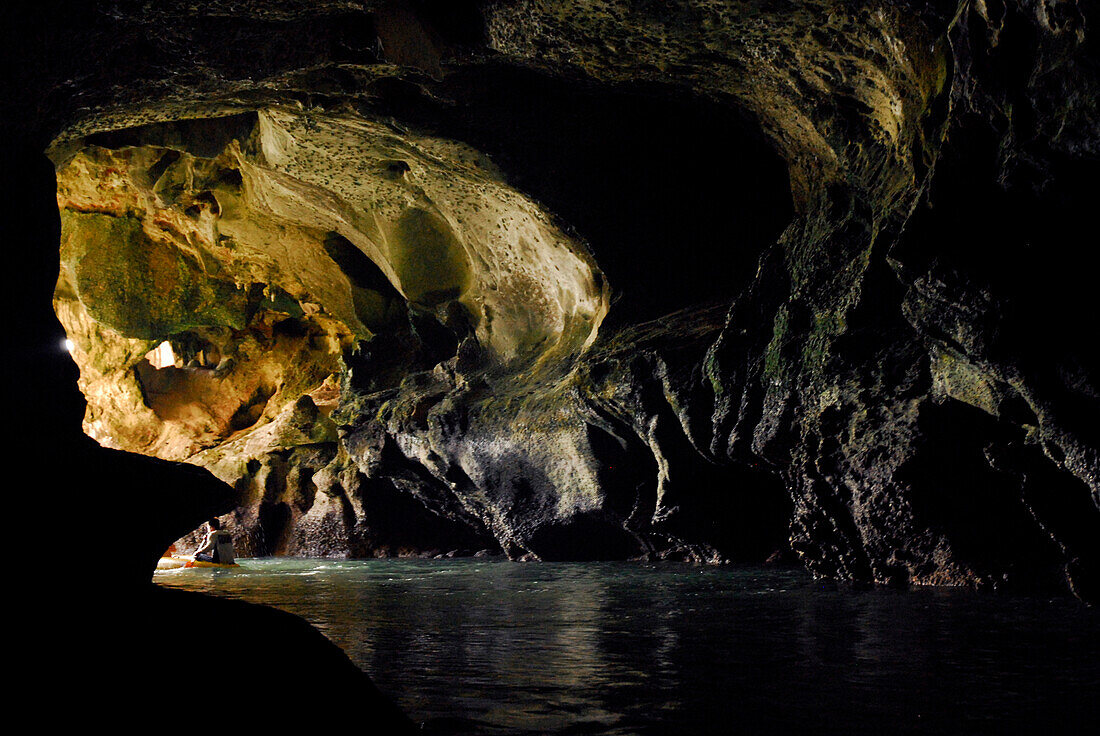 Mit Boot befahrbare Höhle in Kalksteinfelsen, Ausfahrt aus Hong, Bucht von Phang Nga, Thailand