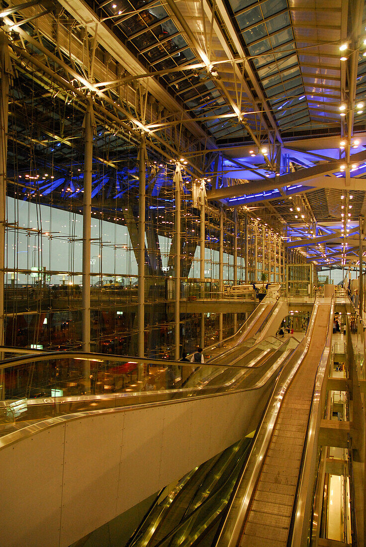 Escalator inside Bangkok Suvarnabhumi Airport, new Airport since September 2006, Bangkok, Thailand