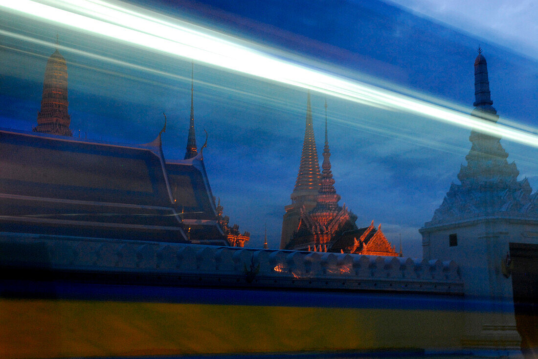 Verkehr am Abend vor Wat Phra Kaeo Tempel, Bangkok, Thailand