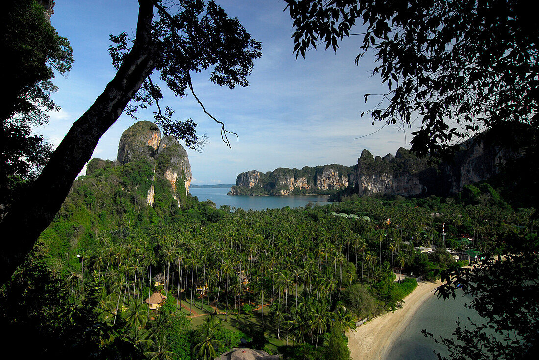 Blick vom Aussichtspunkt auf Hat Rai Leh und Hotel Rayavadee, Hat Raileh East, Krabi, Thailand