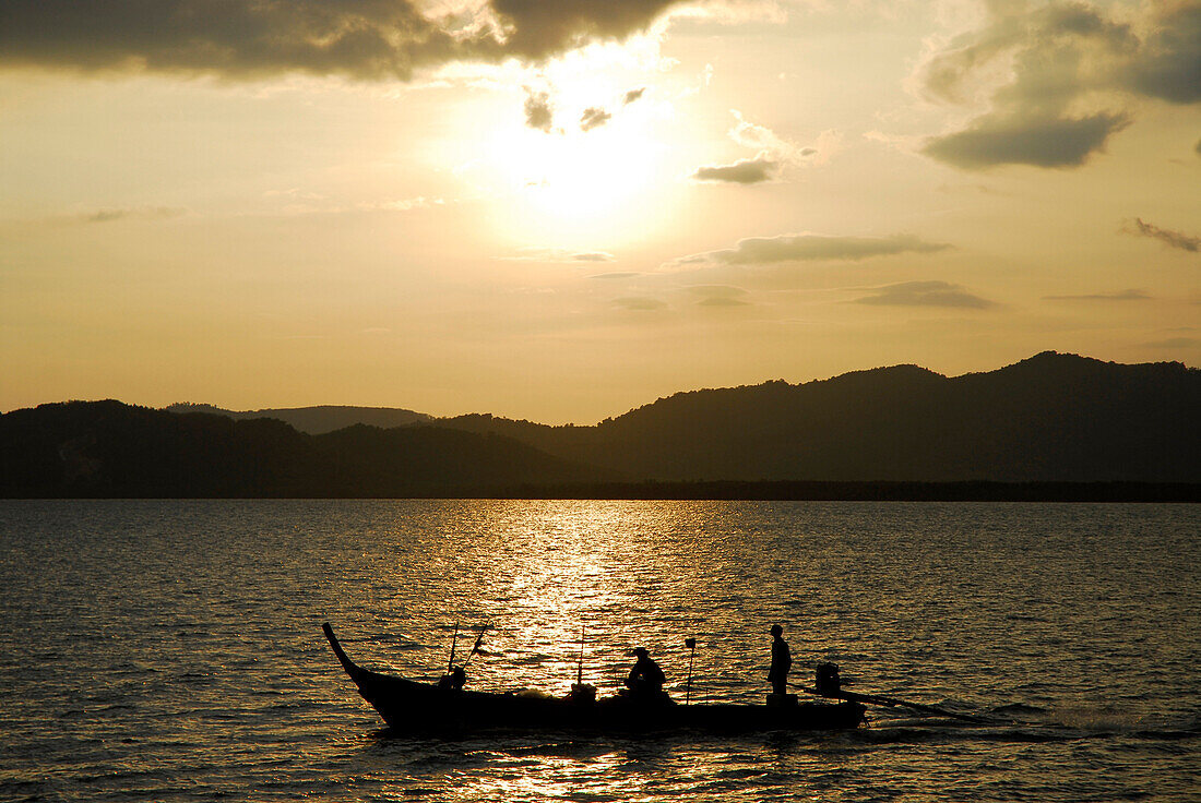 Boot im Abendlicht, Bucht von Phang Nga, Thailand