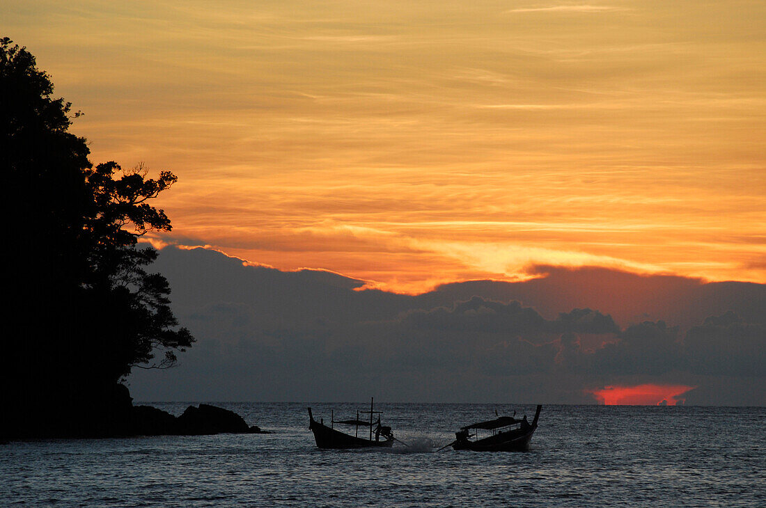 Longtail Boote vor Sonnenuntergang vom Strand des Surin Islands Marine National Park, Hauptquartiers, Ko Surin, Phang Nga, Thailand