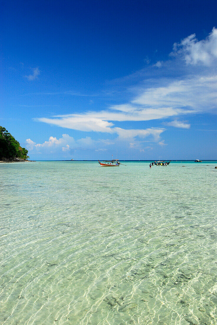 Boote im flachen Wasser beim Surin Islands Marine National Park, Hauptquartier, Ko Surin, Phang Nga, Thailand