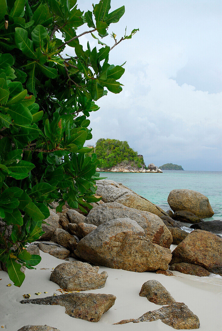 Felsen am Strand beim Dorf, Ko Lipe, Satun, Thailand